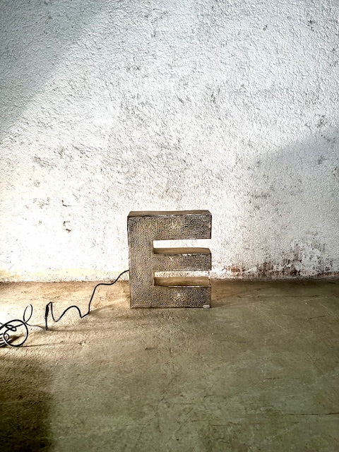Lettera Illuminata in Metallo di Recupero – Stile Insegna Industrial