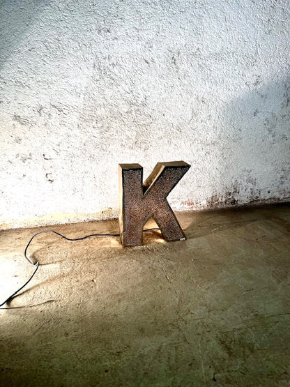 Lettera Illuminata in Metallo di Recupero – Stile Insegna Industrial