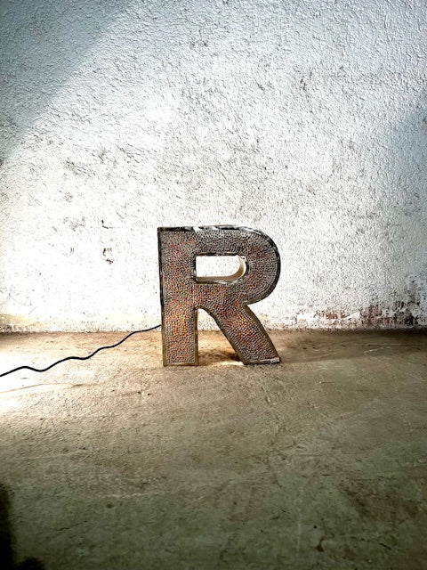 Lettera Illuminata in Metallo di Recupero – Stile Insegna Industrial