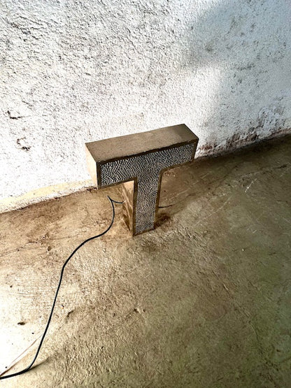 Lettera Illuminata in Metallo di Recupero – Stile Insegna Industrial