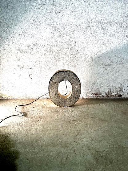 Lettera Illuminata in Metallo di Recupero – Stile Insegna Industrial