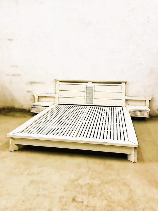 Letto Matrimoniale shabby in legno massello di Olmo con testata e comodini appesi