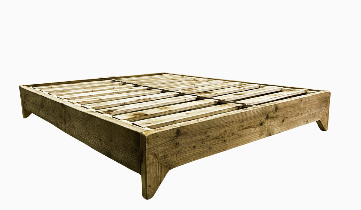 Letto in legno massello di recupero con doghe in legno