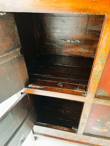 Mobile tibetano originale in legno massiccio dipinto in lacca dettaglio interno