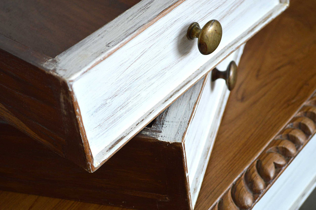 Scrittoio in Teak Epoca Coloniale dettaglio cassetti e decoro
