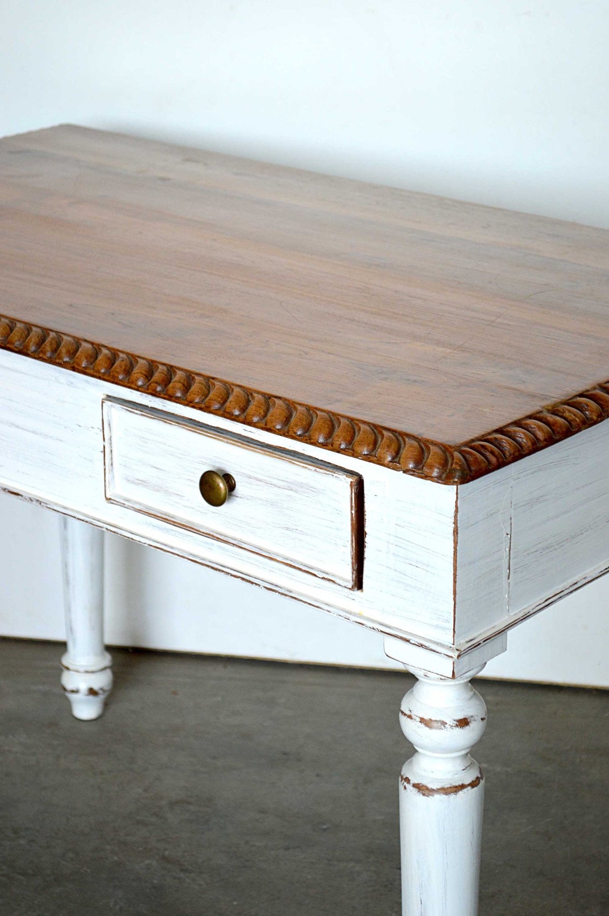 Scrittoio in Teak Epoca Coloniale dettaglio cassetti e piano