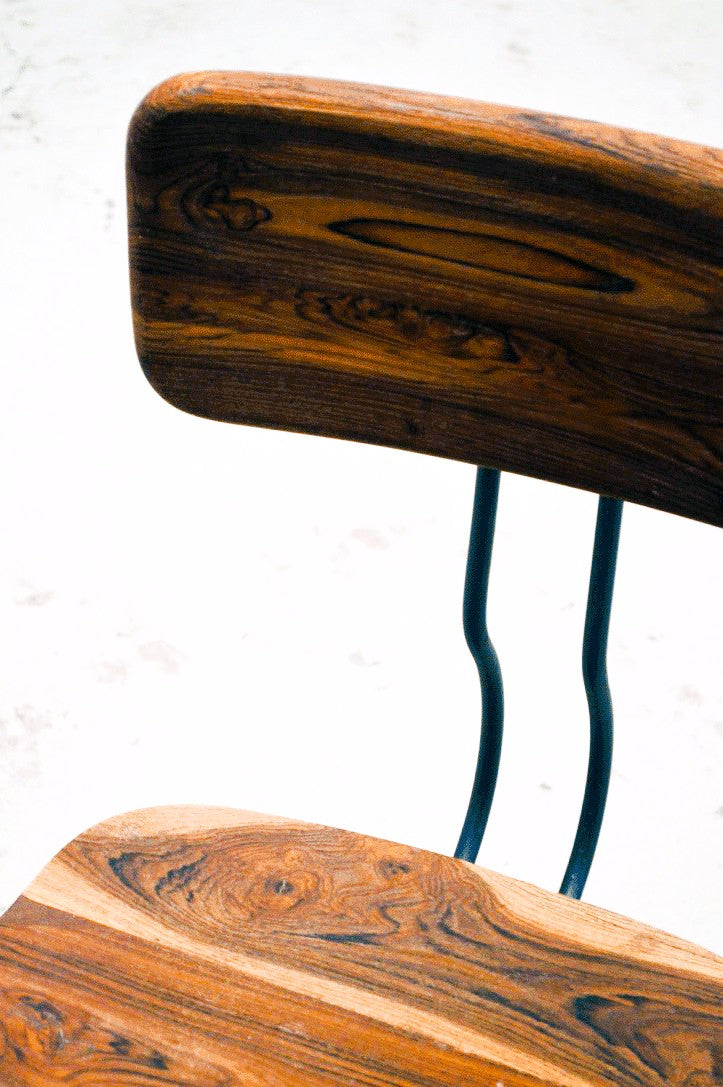 Sedia, poltroncina girevole industriale vintage retro in ferro battuto e teak riciclato regolabile