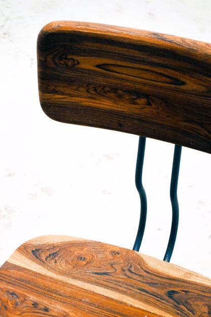 Sedia, poltroncina girevole industriale vintage retro in ferro battuto e teak riciclato regolabile