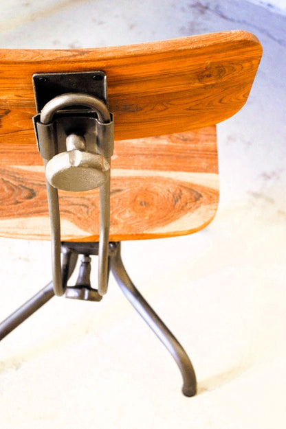 Sedia, poltroncina girevole industriale vintage retro in ferro battuto e teak riciclato regolabile