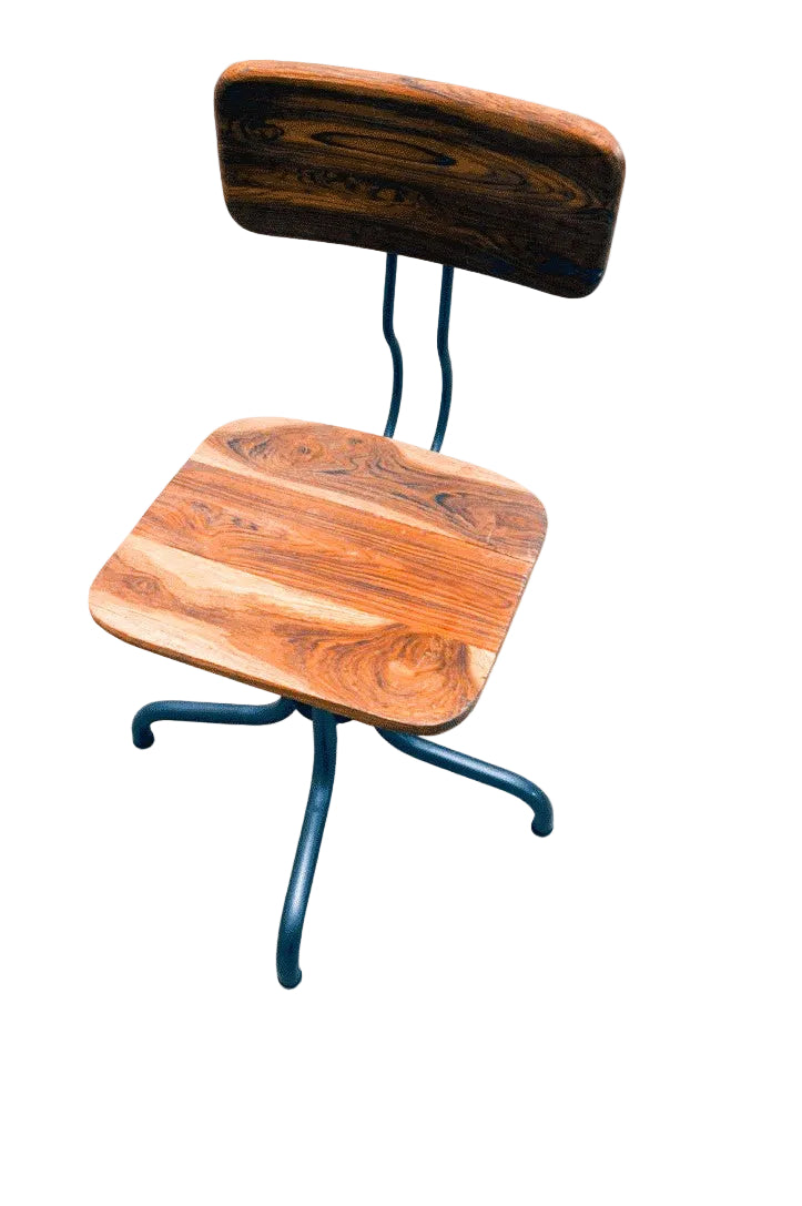 Sedia, poltroncina girevole industriale vintage retro in ferro battuto e teak riciclato regolabile