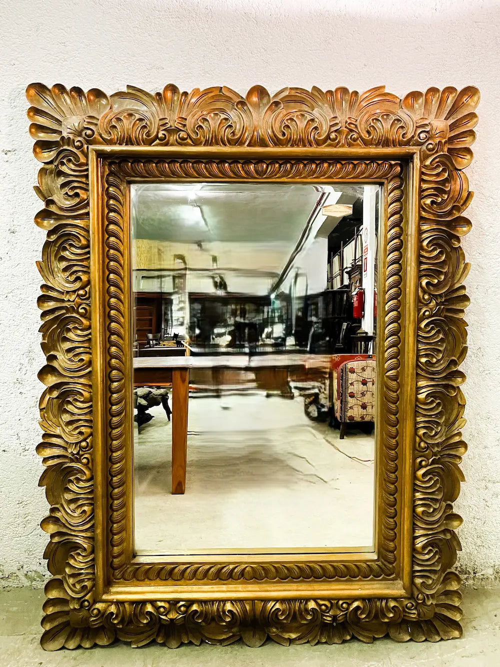 Specchio cinese grande con massiccia cornice in legno intarsiato d'orato