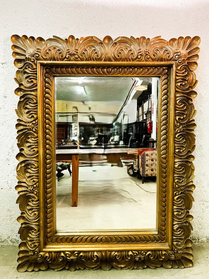 Specchio cinese grande con massiccia cornice in legno intarsiato d'orato