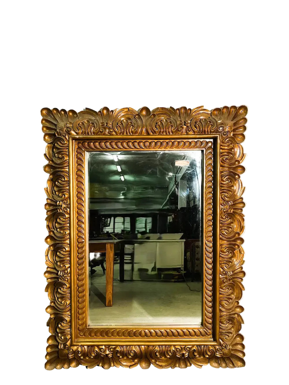 Specchio cinese grande con cornice in legno dorato decorata in rilievo, vista frontale su fondo bianco 