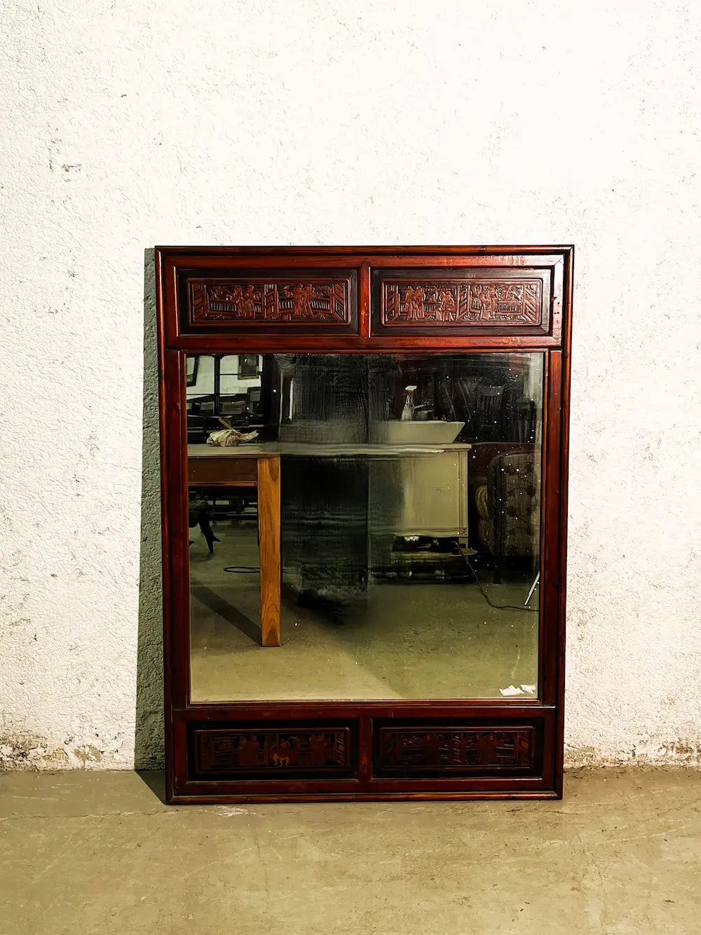 Specchio cinese originale con cornice in legno lavorato e dipinto