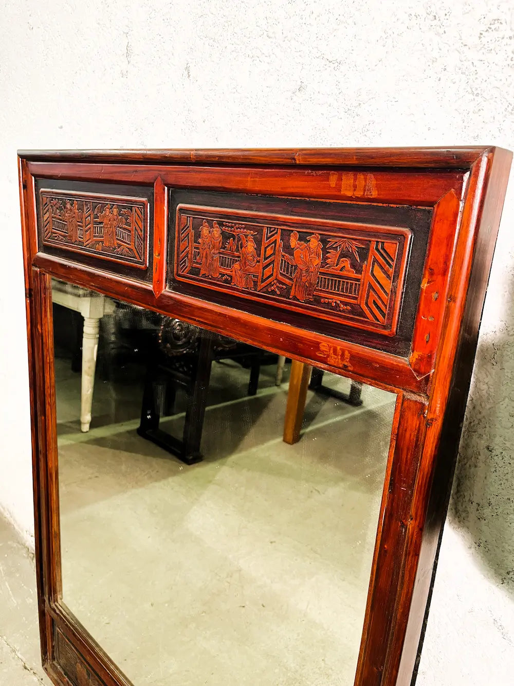 Specchio cinese originale con cornice in legno lavorato e dipinto