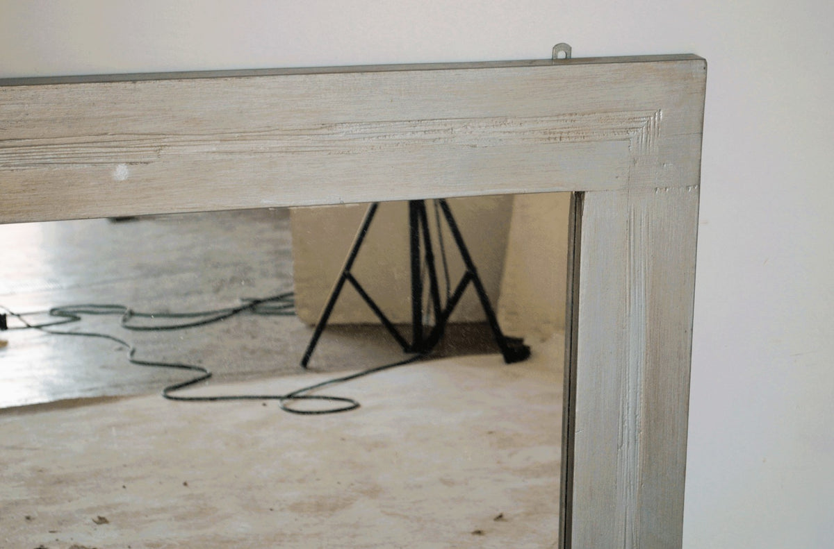 Specchio grande con cornice in legno Laccato Grigio