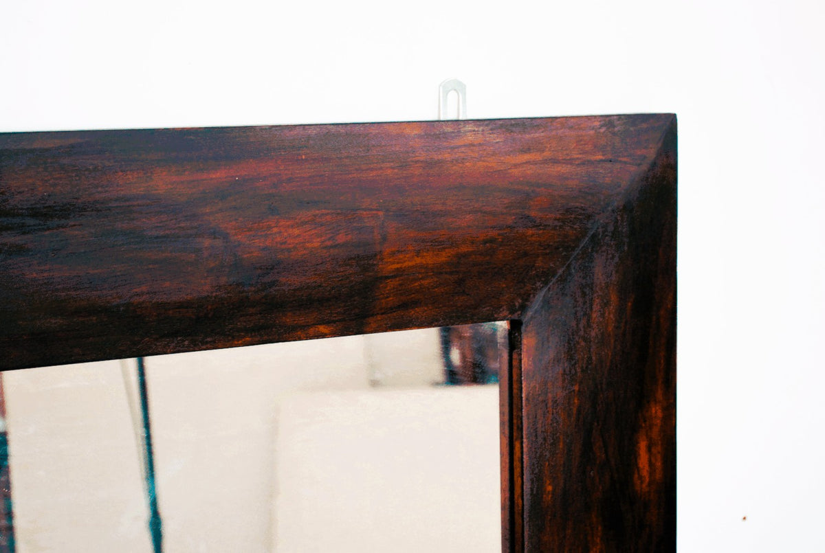 Specchio grande con cornice in legno