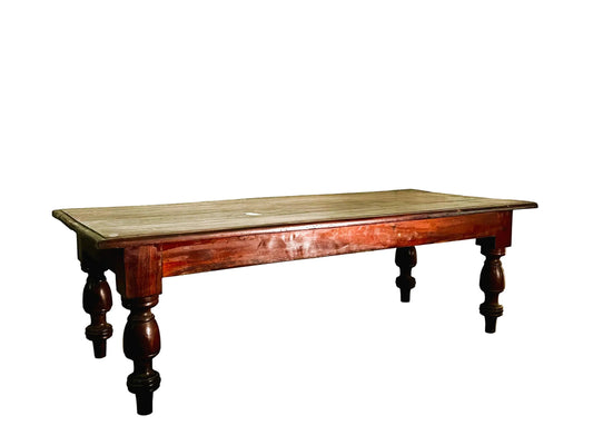 Dettaglio del tavolino antico in legno di mogano di epoca coloniale.