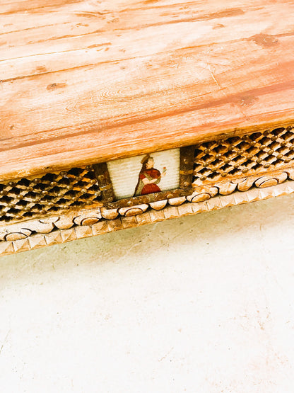 Tavolino indiano in Teak con fregio intarsiato e vetri dipinti