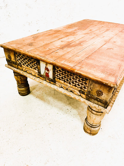 Tavolino indiano in Teak con fregio intarsiato e vetri dipinti