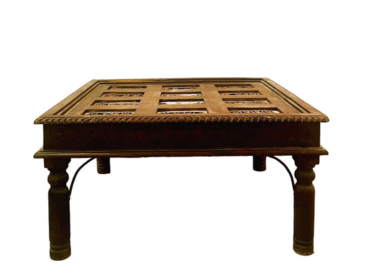 Tavolino indiano con cristallo in legno massiccio con formelle in ottone frontale