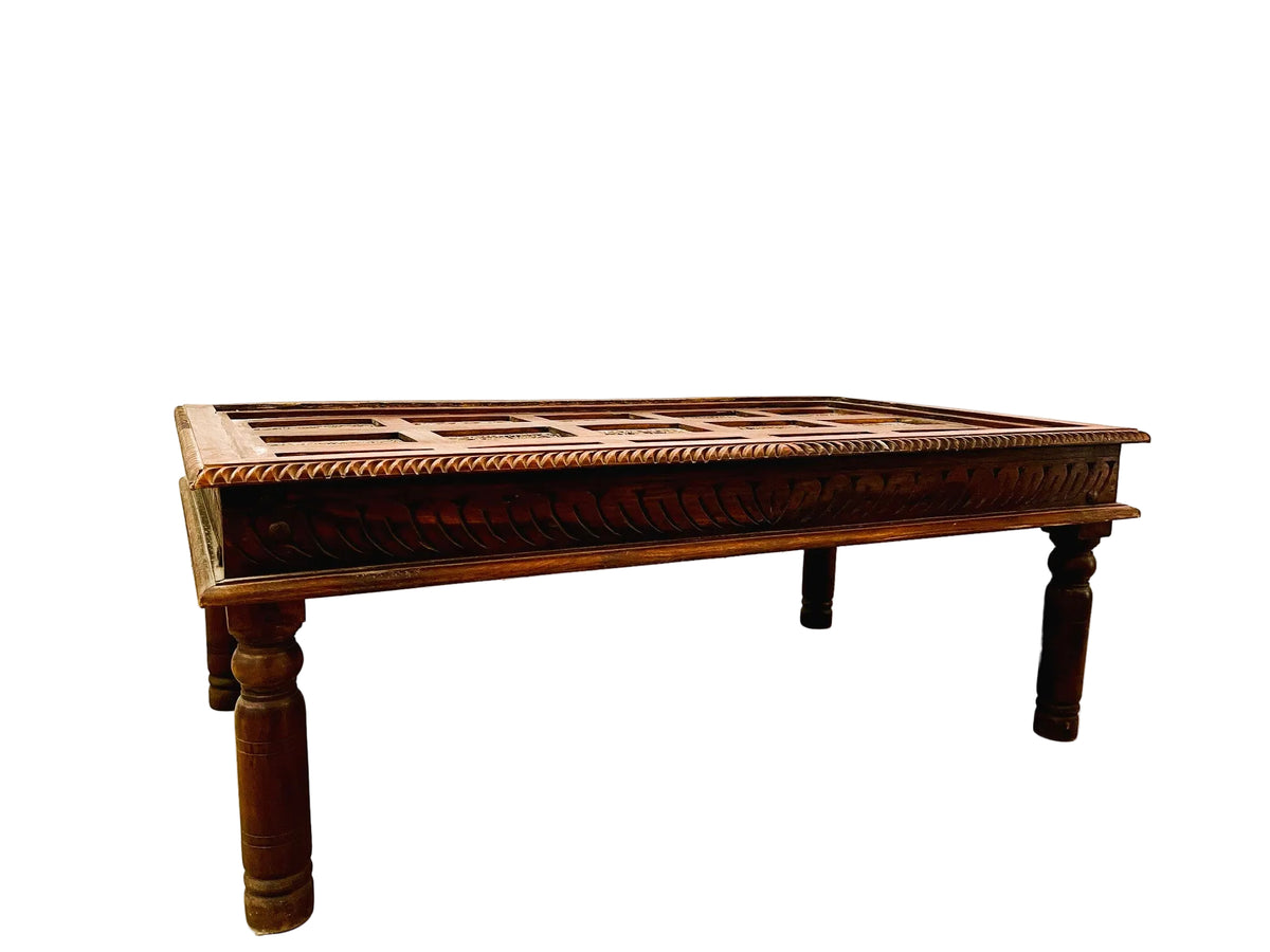 Tavolino indiano con fusioni in ottone con cristallo dettaglio bordo decorato