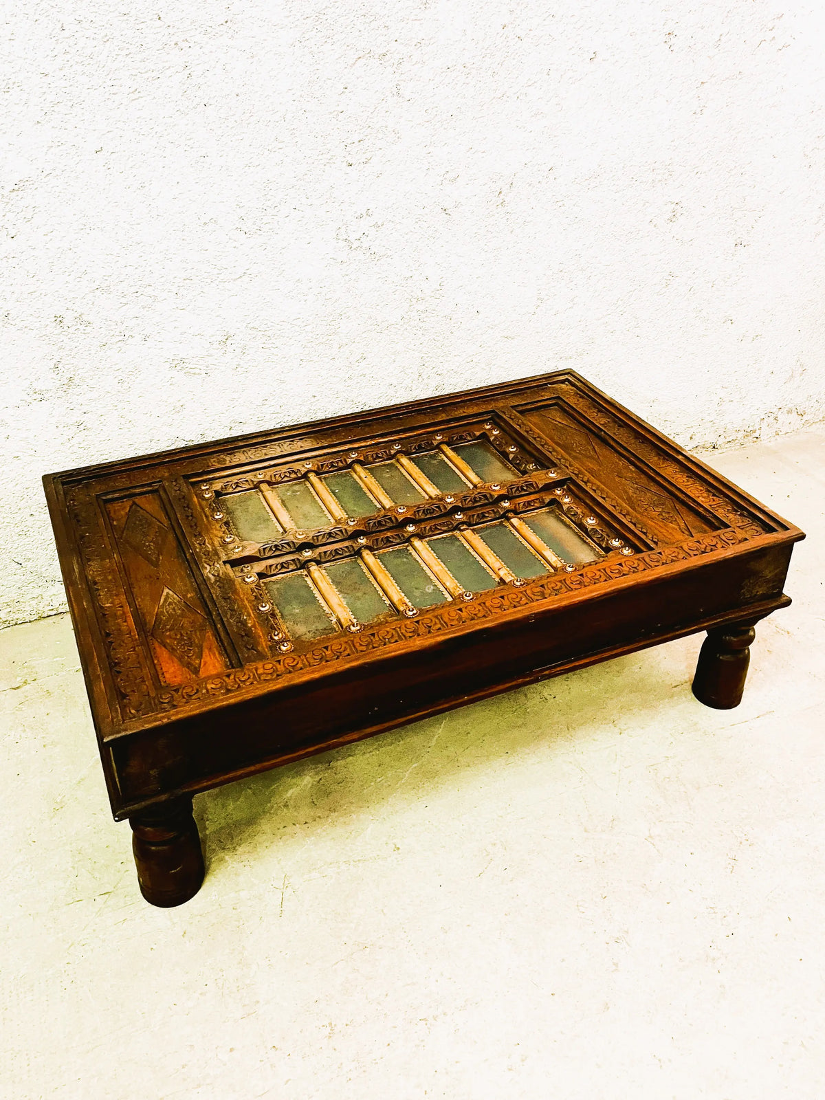 Tavolino etnico indiano con cristallo vecchia porta legno ferro ottone piano