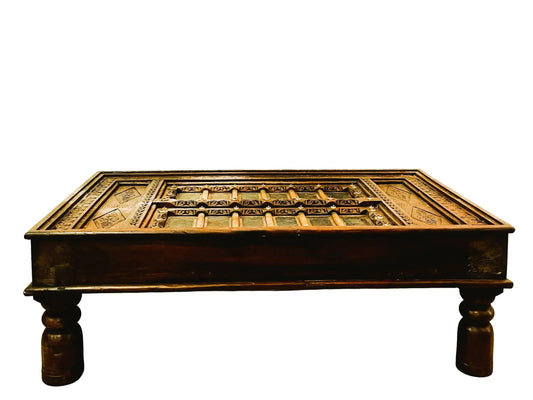 Tavolino etnico indiano con cristallo vecchia porta legno ferro ottone frontale
