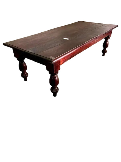 Tavolino in mogano antico di epoca coloniale, vista del piano e della struttura.