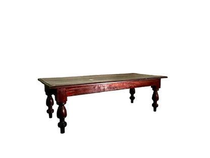 Dettaglio del tavolino antico in legno di mogano di epoca coloniale.