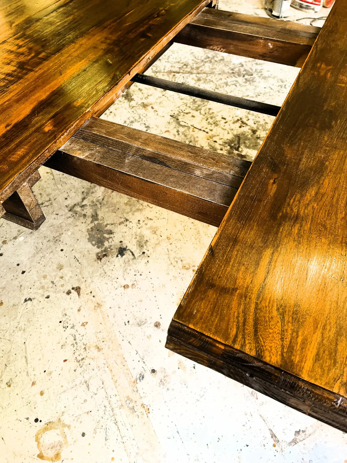 Tavolo coloniale in legno massiccio di rovere allungabile con meccanismo a manovella