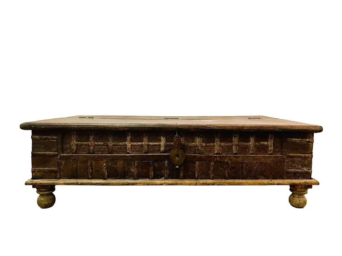 Baule indiano in legno massiccio con borchie in ferro