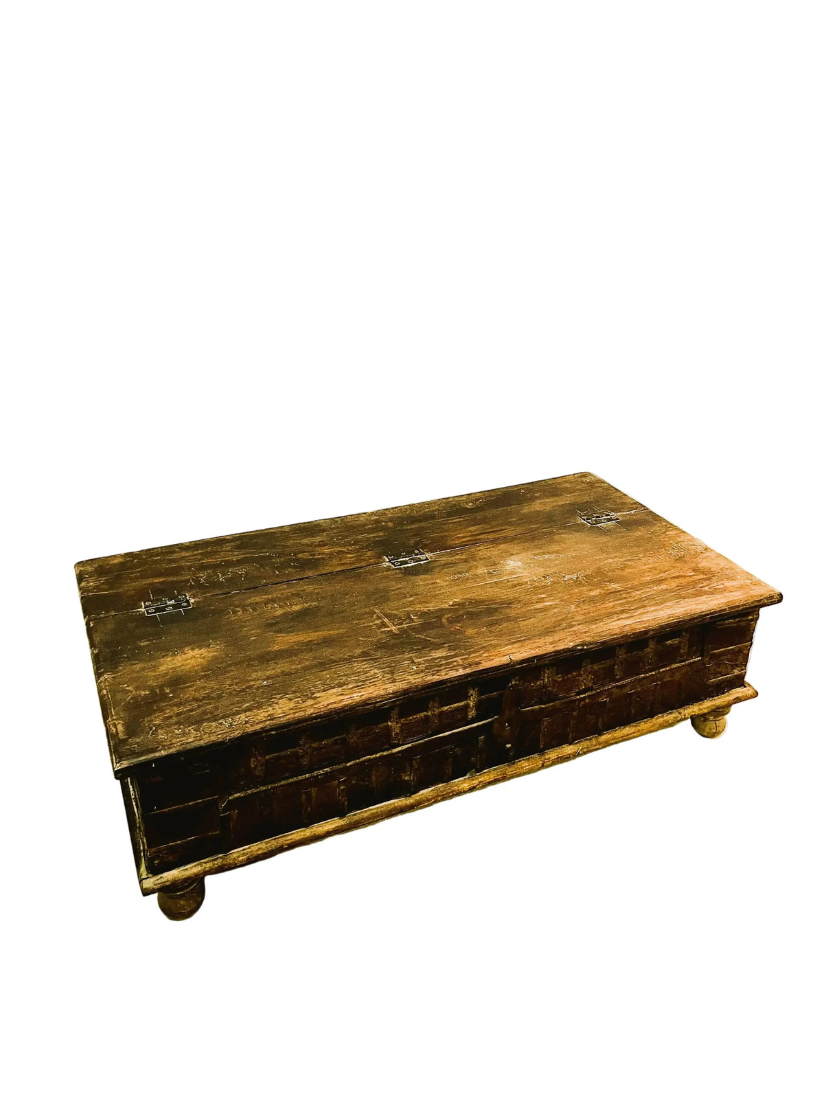 Baule indiano originale antico con frontale decorato in metallo vista piano
