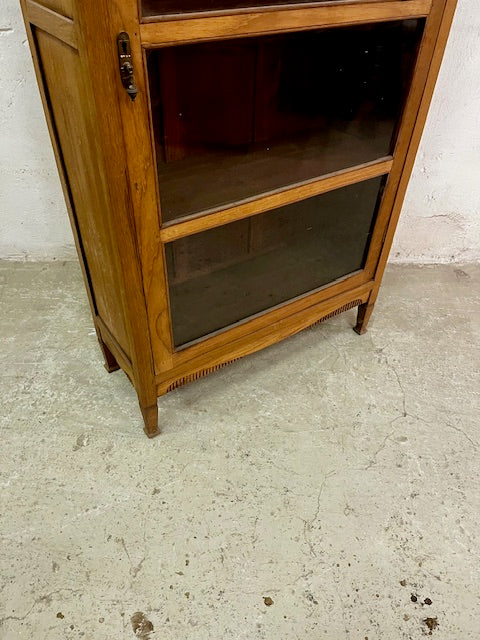 Dettaglio intaglio in teak massello, vetrinetta coloniale