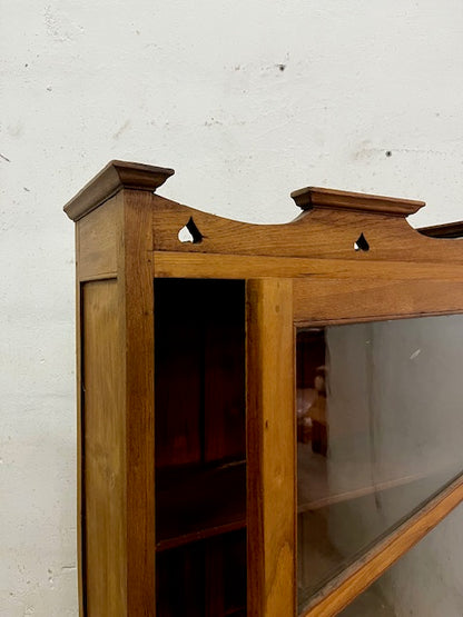Vetrinetta coloniale in teak, dettaglio ante