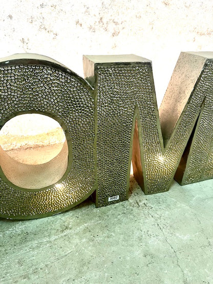 Insegna HOME Retro-Illuminata in Metallo di Recupero – Vintage Etnico Artigianale