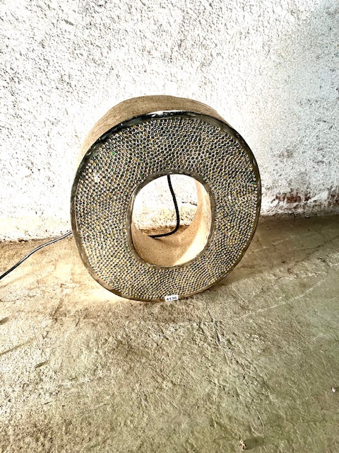 Lettera Illuminata in Metallo di Recupero – Stile Insegna Industrial