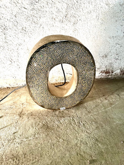 Lettera Illuminata in Metallo di Recupero – Stile Insegna Industrial