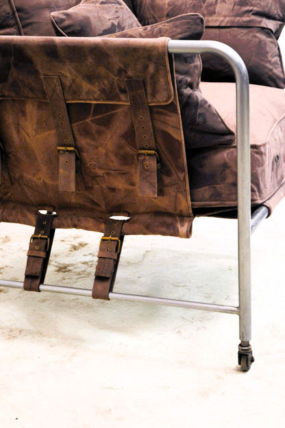Poltrona naked stile retro vintage in tubolare di ferro con rotelle e cuscini in tessuto denim in cotone sfoderabili