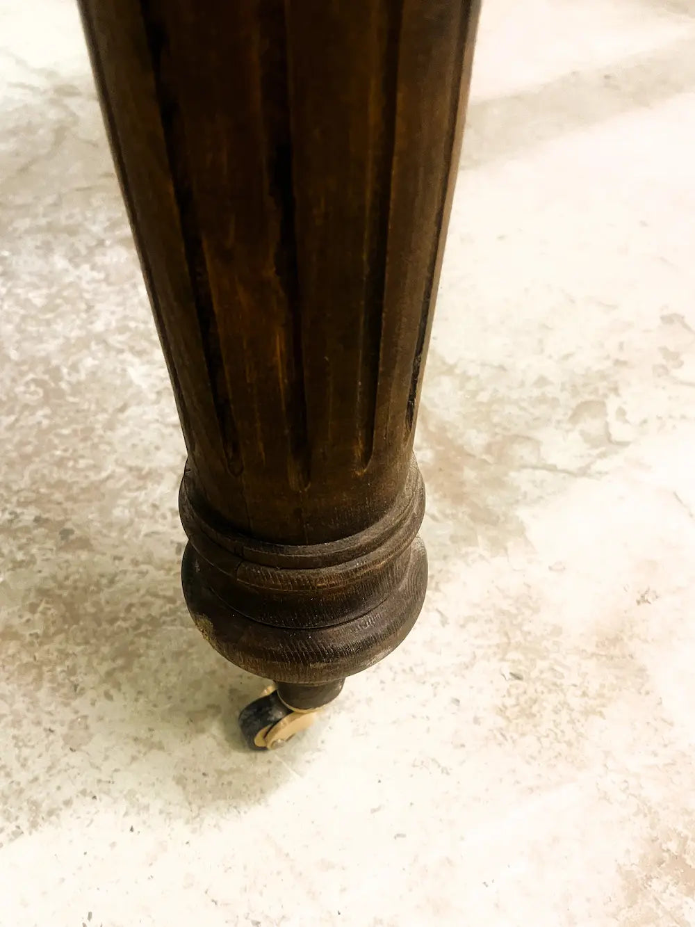 Tavolo coloniale in legno massiccio di rovere allungabile con meccanismo a manovella