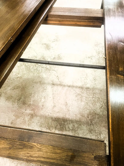 Tavolo coloniale in legno massiccio di rovere allungabile con meccanismo a manovella