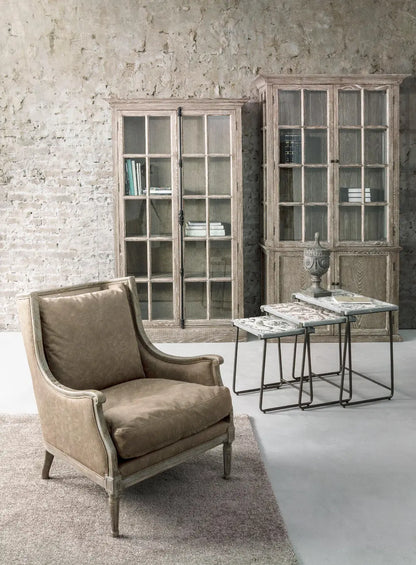 Vetrina provenzale bianca in soggiorno stile shabby chic