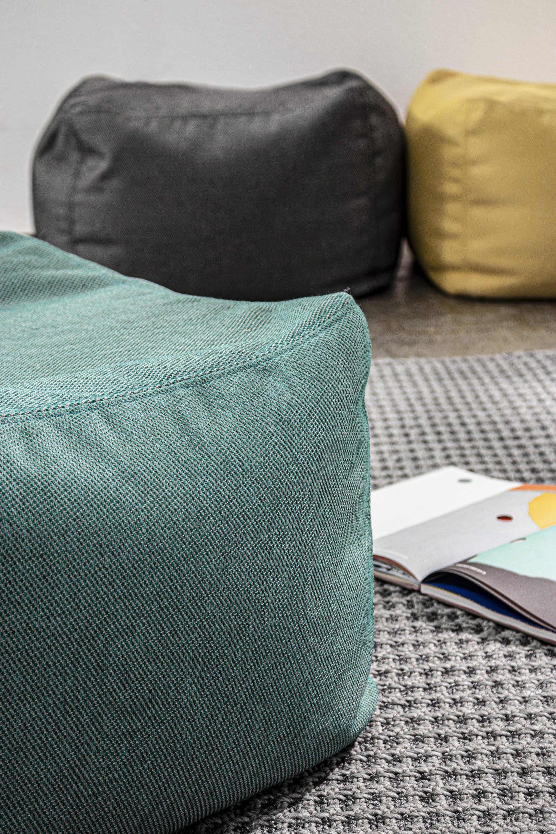 Pouf 50x50 colori a scelta : bianco sabbia, grigio antracite, verde giada e giallo cedro- tessuto per esterni -lapagoda.net