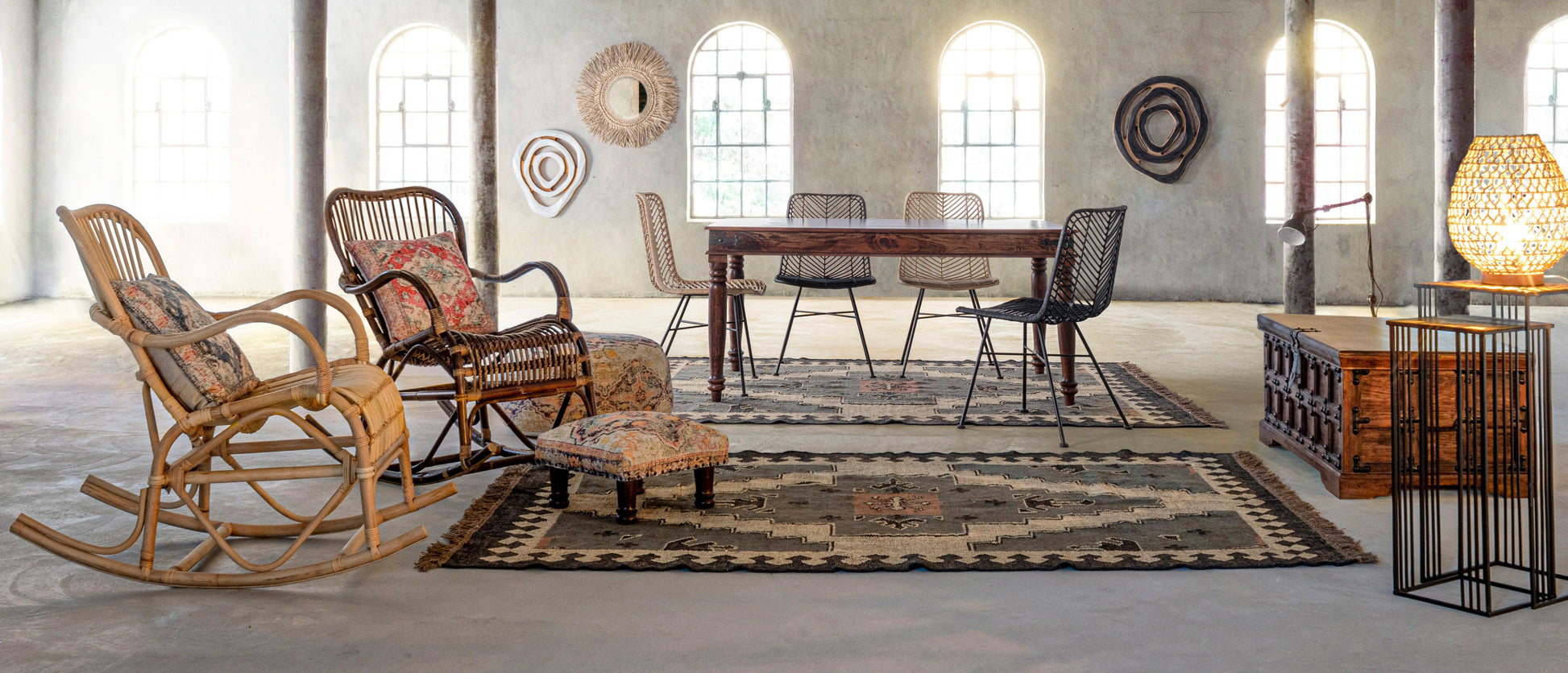 Pouf Tamil con gambe in legno massello e stoffa riciclata SCONTO 20% spedizione gratuita - lapagoda.net