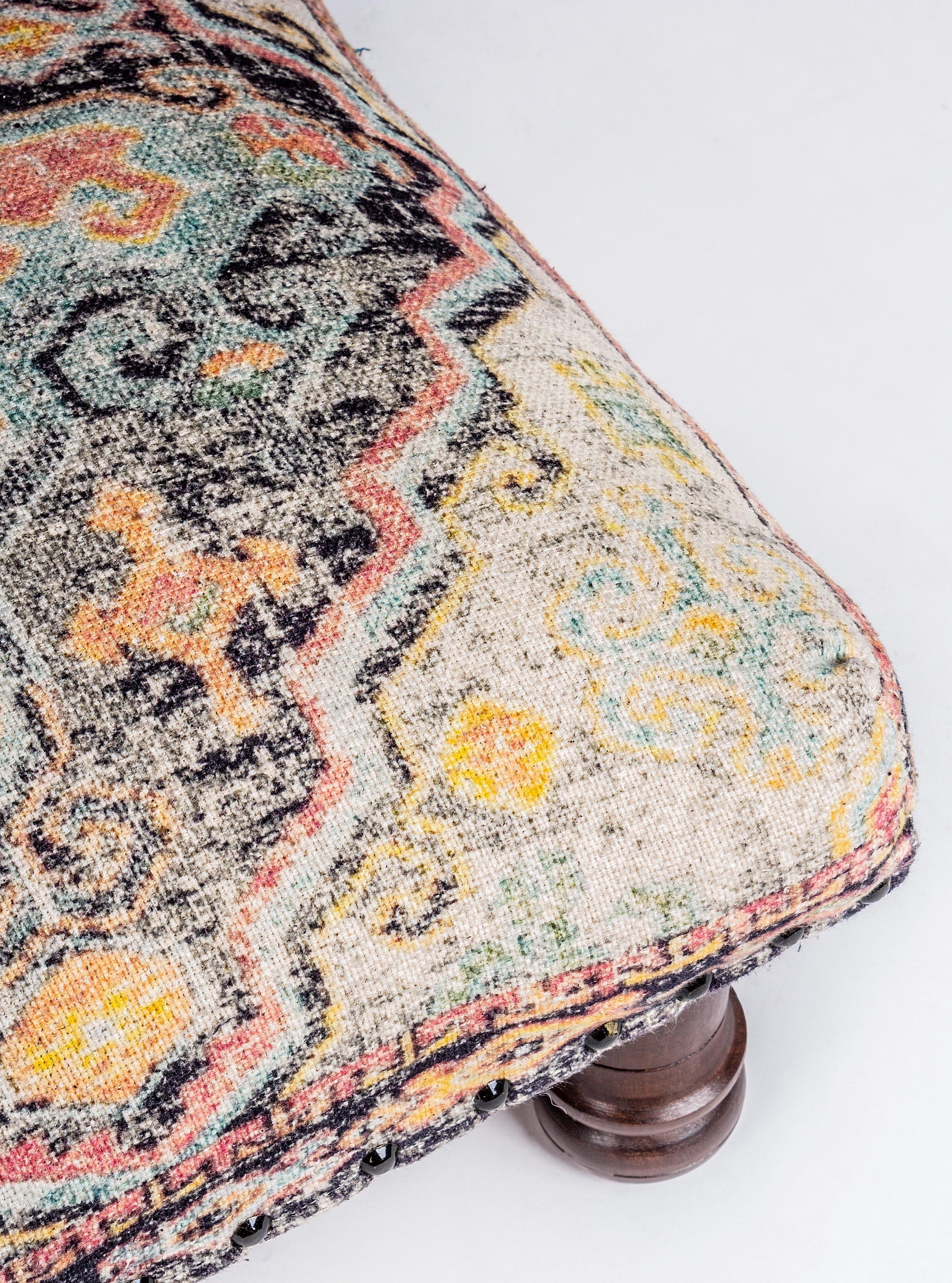 Pouf Tamil con gambe in legno massello e stoffa riciclata SCONTO 20% spedizione gratuita - lapagoda.net