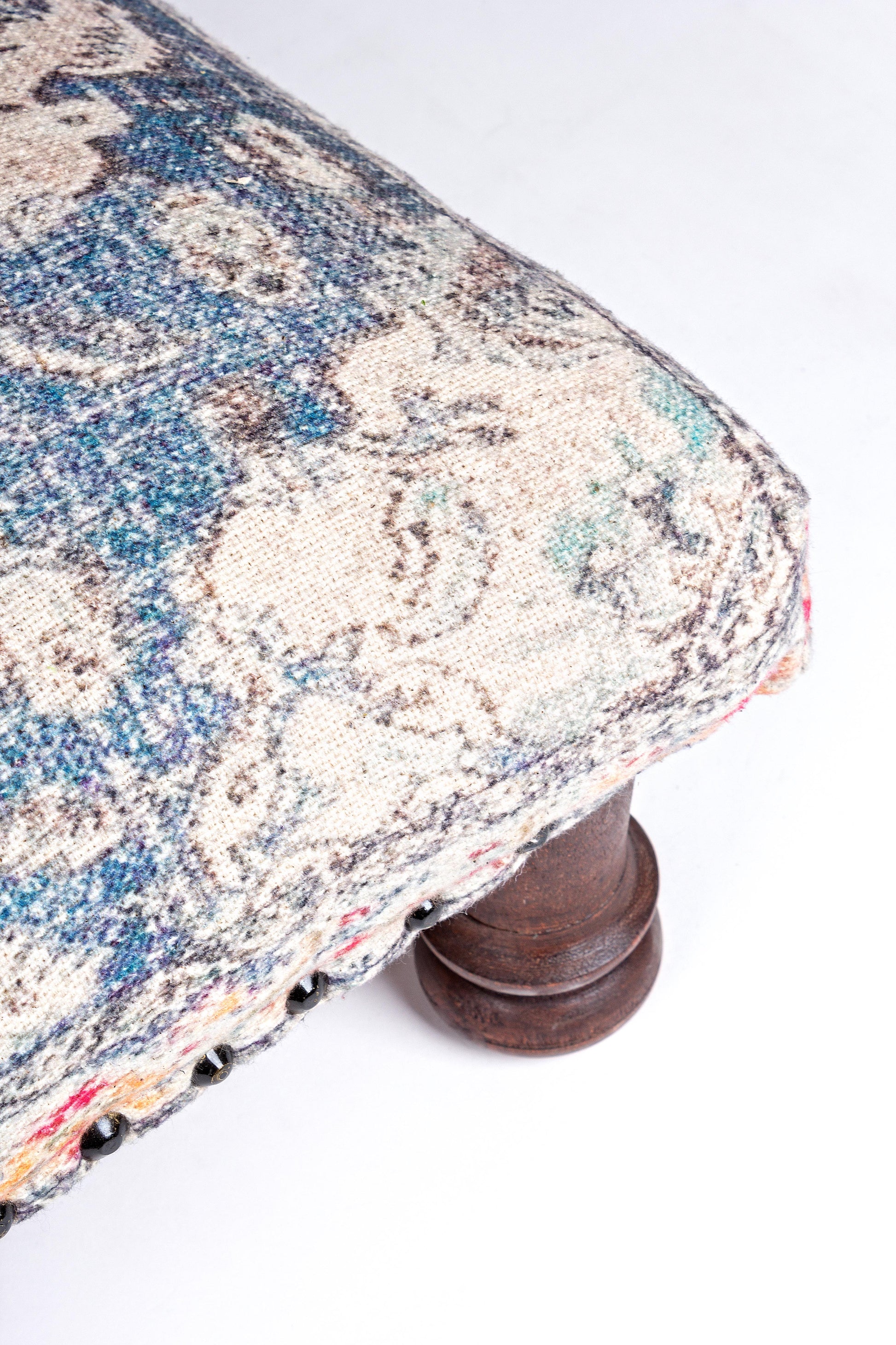 Pouf Tamil con gambe in legno massello e stoffa riciclata SCONTO 20% spedizione gratuita - lapagoda.net