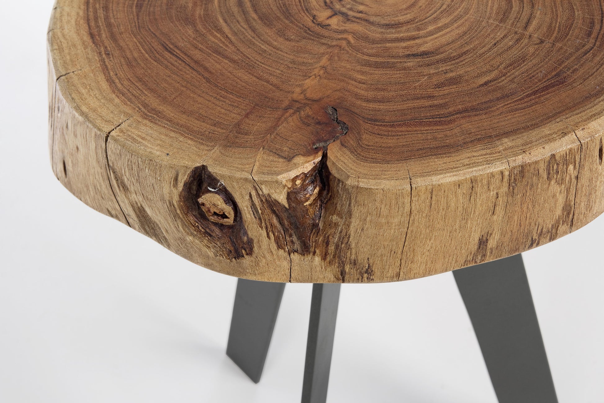 Tavolino industrial in legno d'acacia con sezione originale del tronco D 32 e 35 pezzi unici -lapagoda.net