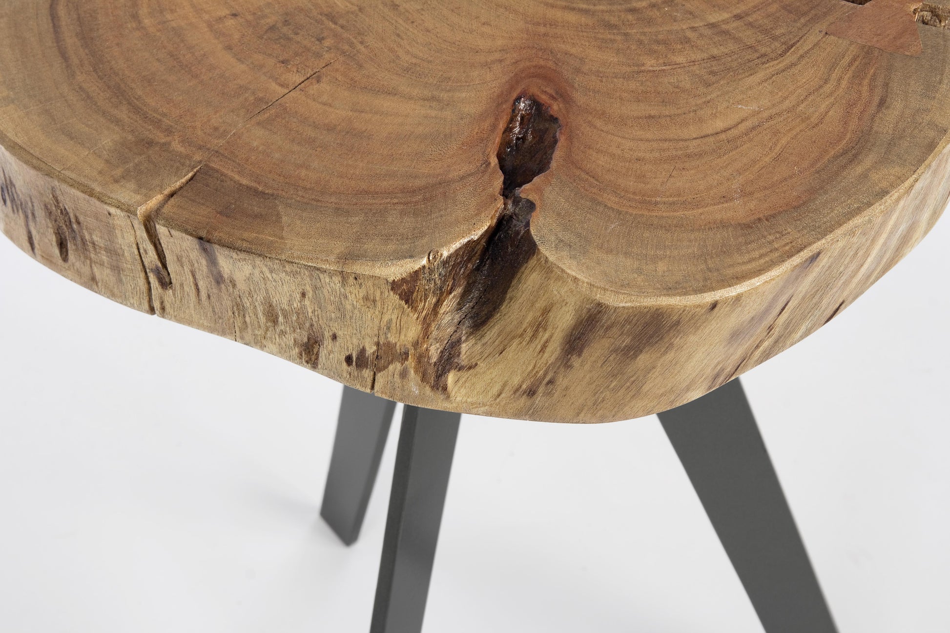 Tavolino industrial in legno d'acacia con sezione originale del tronco D 32 e 35 pezzi unici -lapagoda.net