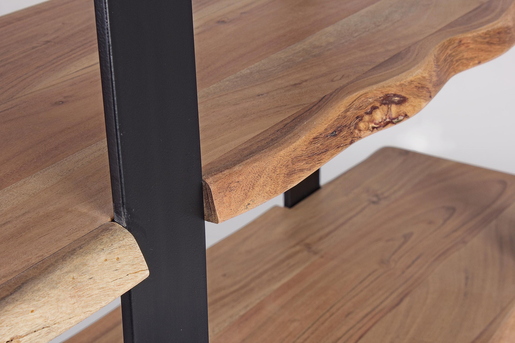 Libreria Industrial etnica con assi grezze legno vivo e struttura in ferro battuto - SCONTO 20% - lapagoda.net