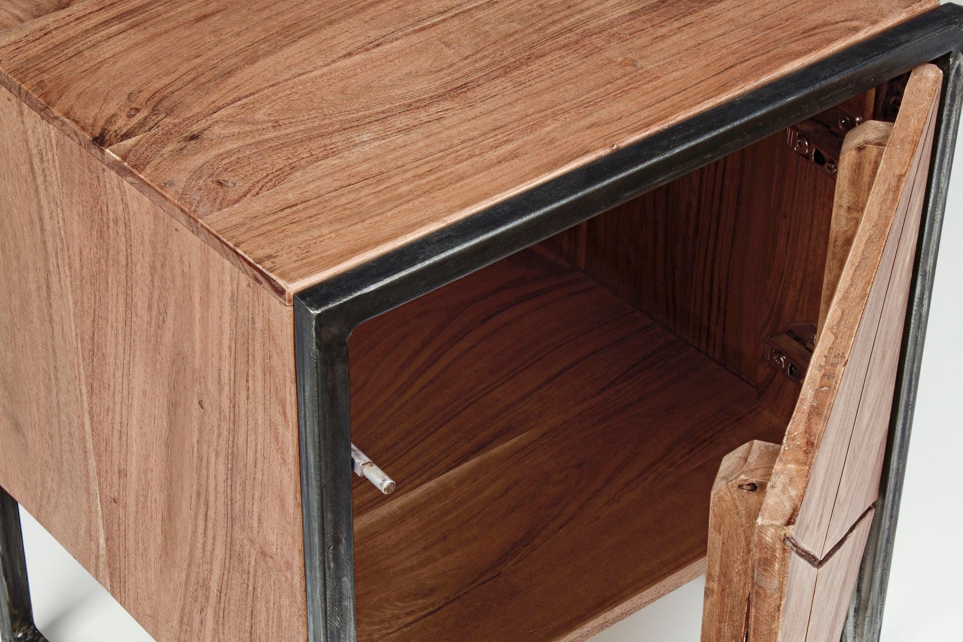 Comodino industrial vintage decorazione geometrica in legno massello e struttura in ferro con 1 anta - SPEDIZIONE GRATUITA  lapagoda.net
